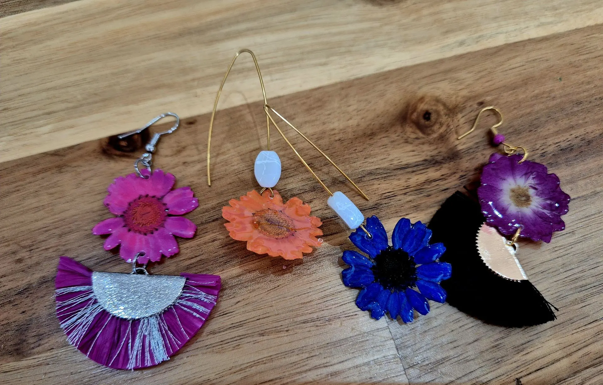 Boucles d'oreilles artisanales avec véritable fleur