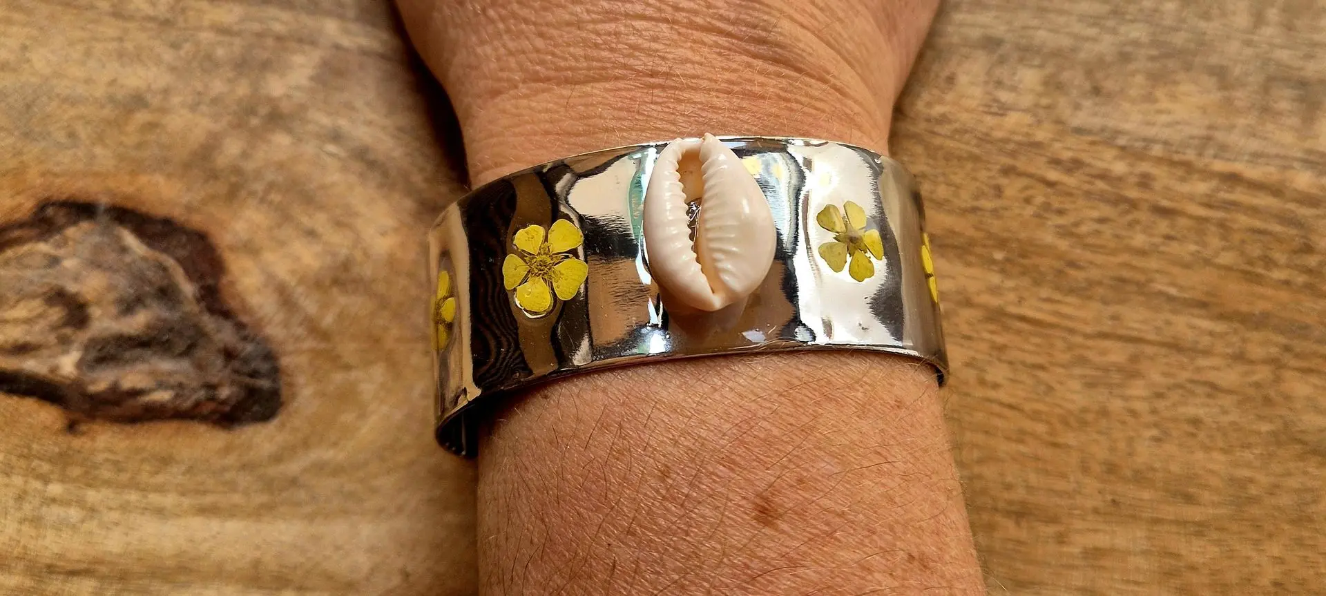 Bracelet artisanal fait main avec véritables fleurs
