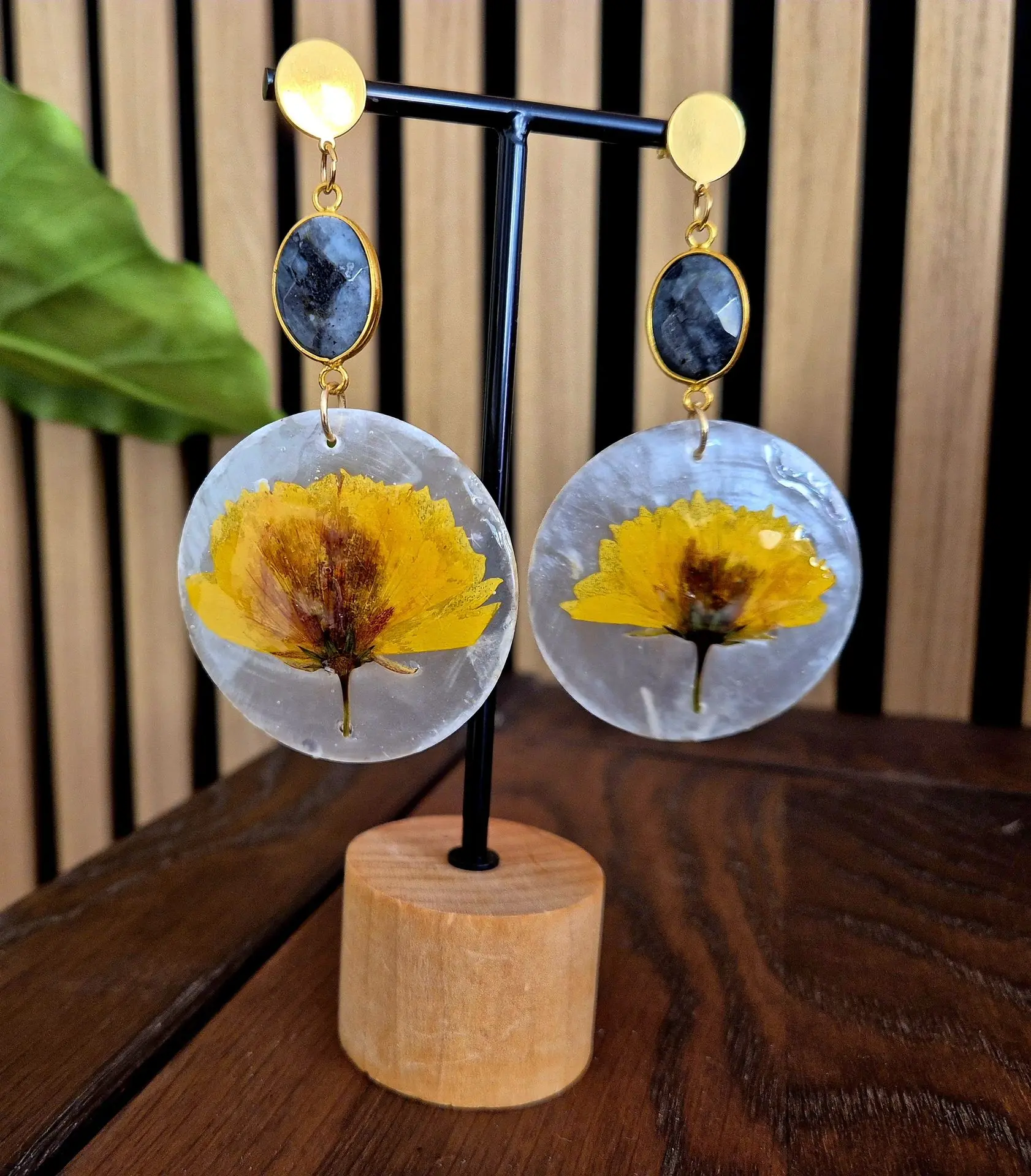 Boucles d'oreilles faites main avec fleur