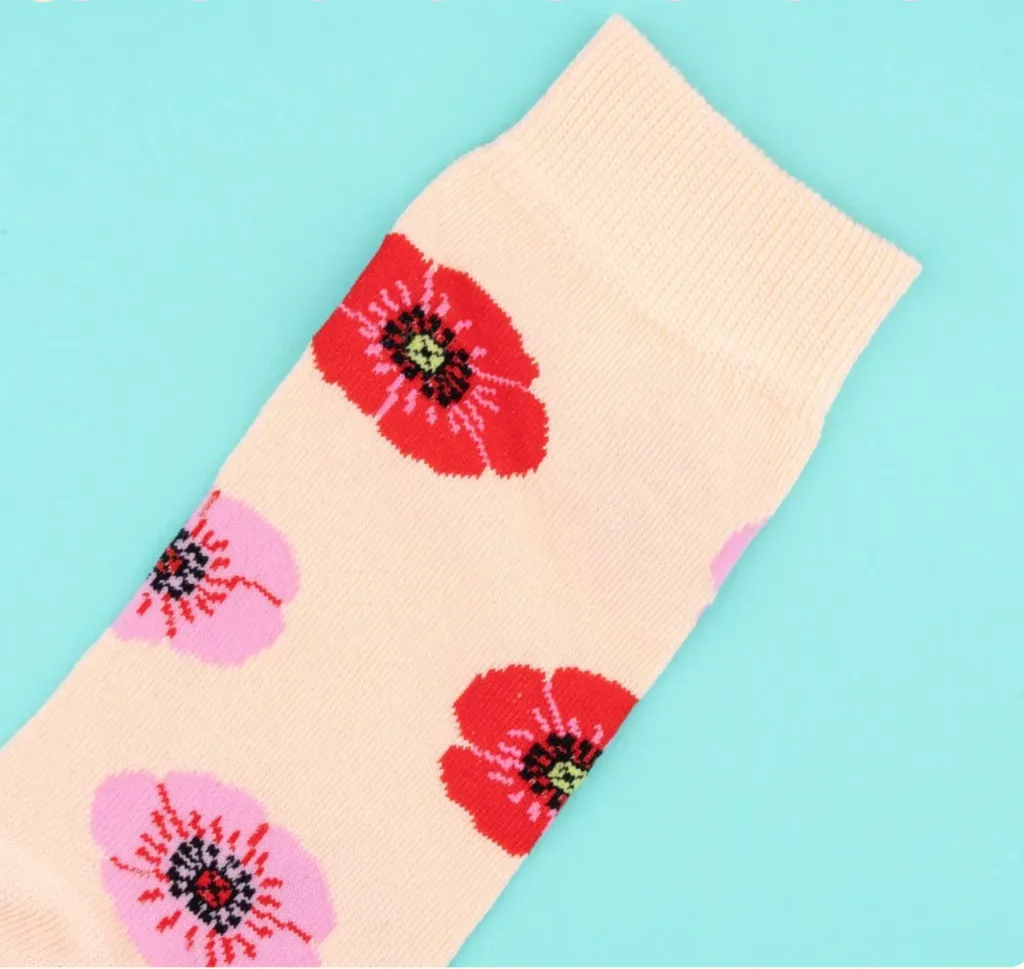 Détail des chaussettes Coquelicots Coucou Suzette en coton sur fond bleu.webp