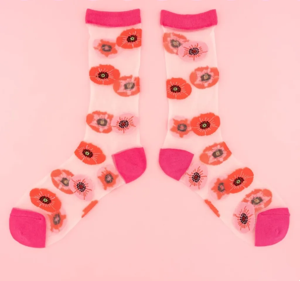 Chaussettes transparentes Coquelicots Coucou Suzette rouges et roses sur fond rose.webp