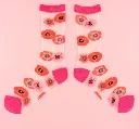 Chaussettes transparentes Coquelicots Coucou Suzette rouges et roses sur fond rose.webp