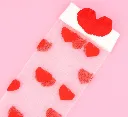 Détail chaussettes transparentes Coucou Suzette à motifs cœurs rouges et bord blanc.webp