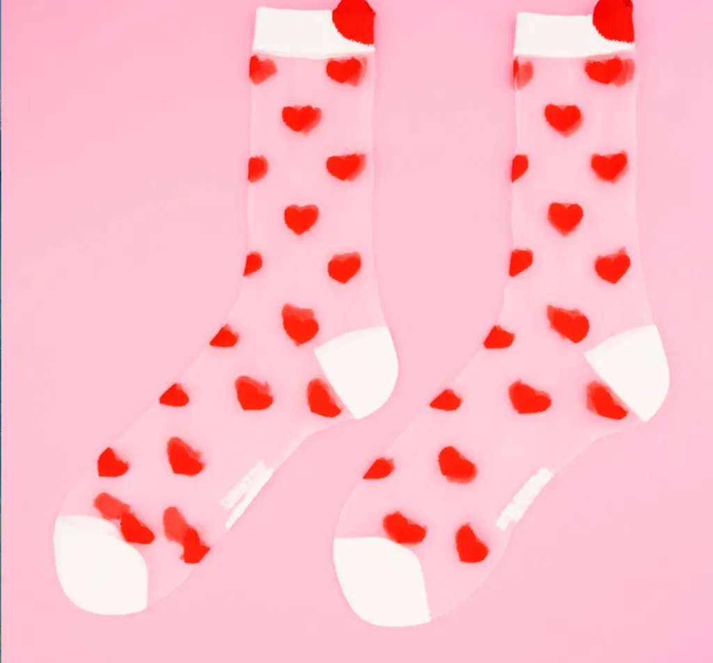 Paire de chaussettes transparentes à cœurs rouges Coucou Suzette – vue complète.webp