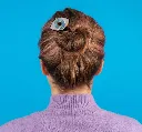 Pic à cheveux Œil bleu Coucou Suzette porté dans un chignon – accessoire cheveux.webp