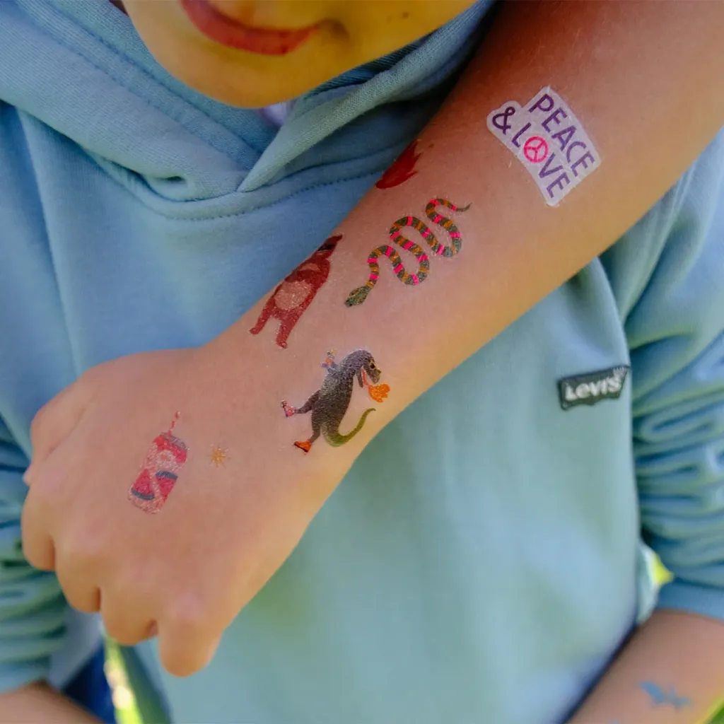 Enfants portant des tatouages temporaires La Petite Épicerie lors d’une activité.webp