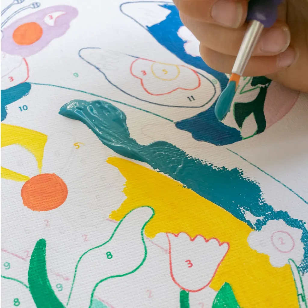 Détail de la peinture au numéro Petit Pinceau Kids Printemps avec pinceau et zones numérotées.webp
