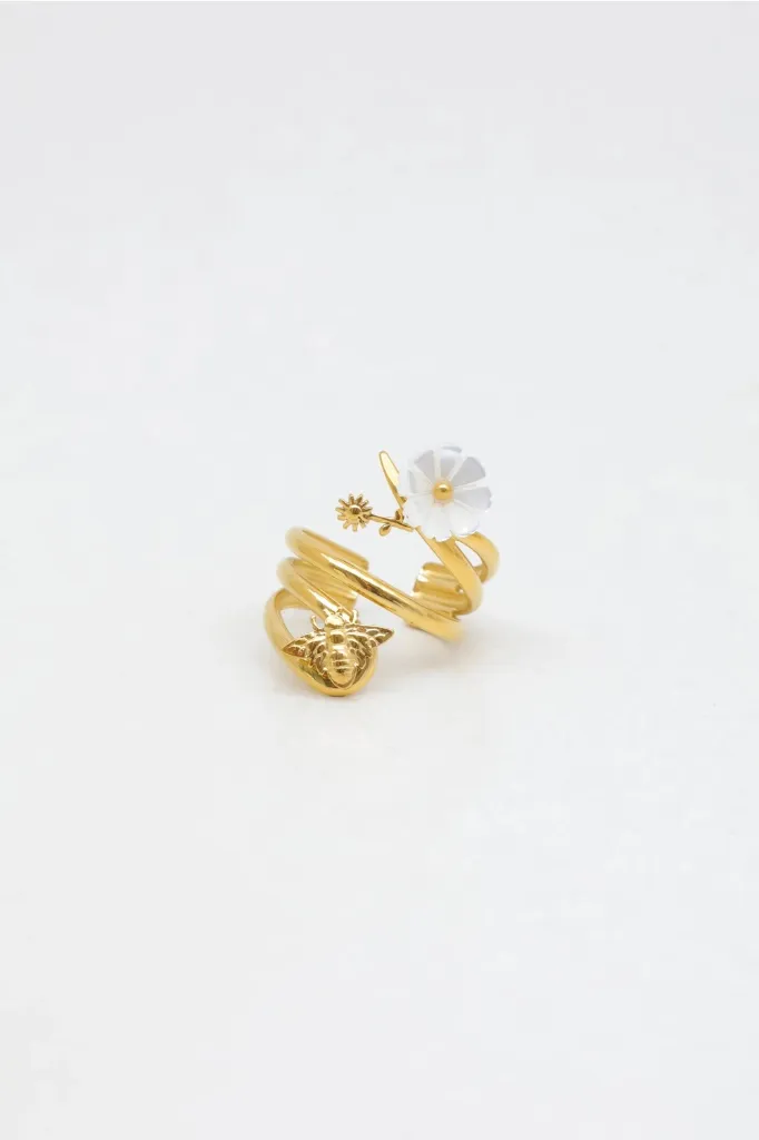 Bague ajustable dorée avec abeille et fleur blanche vue de face | Le Moulin à Paillettes.webp