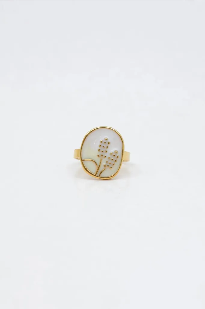 Bague ajustable dorée avec médaillon ovale nacré et motif végétal | Le Moulin à Paillettes.webp