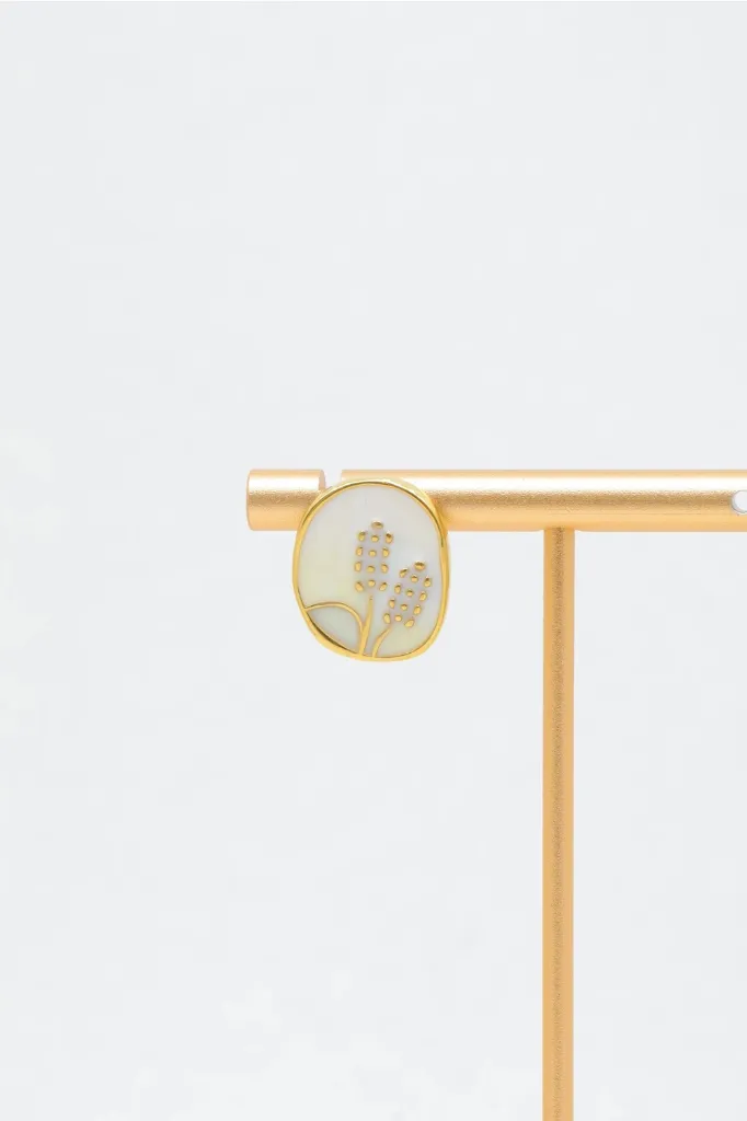 Boucles d’oreilles ovales dorées avec motif végétal nacré | Le Moulin à Paillettes.webp