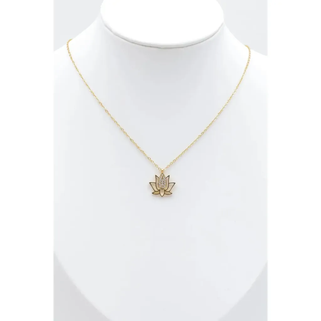 Collier fleur de lotus doré avec pendentif serti présenté sur buste.webp
