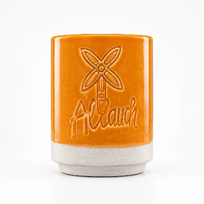 Tasse céramique Allauch orange vif, inscription et logo moulin gravés, base grès naturel.webp