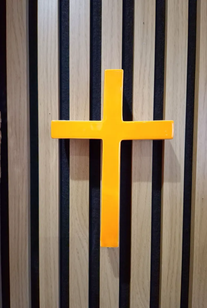 croix-ceramique-bonne-mere-atelier-nathalie-orange-profil-detail.webp