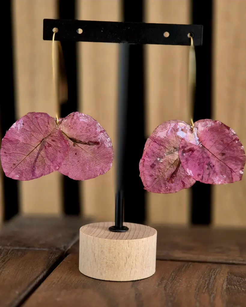 Boucles d’oreilles feuilles naturelles fuchsia résinées.webp