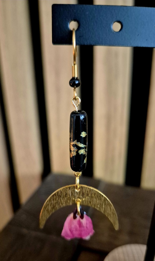 tube noir fleuri, croissant de lune doré, pétale.jpg