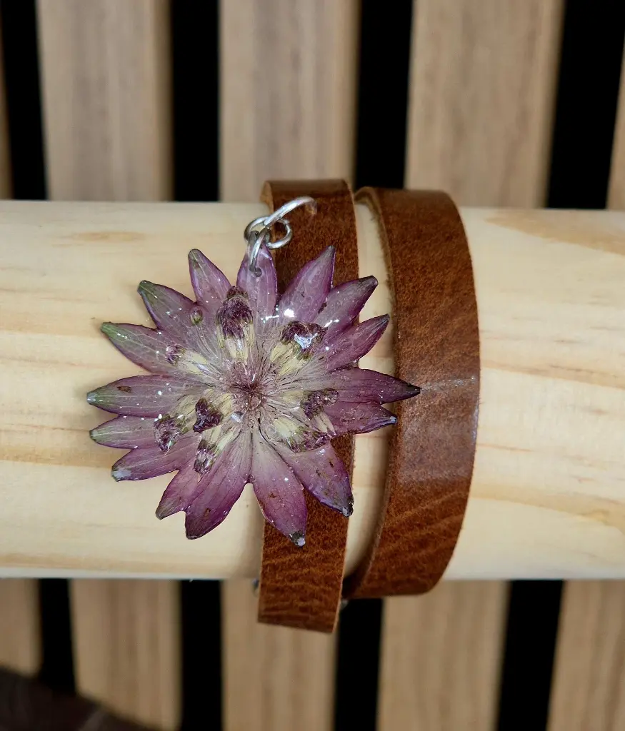 braceler cuir fleur séchée.webp