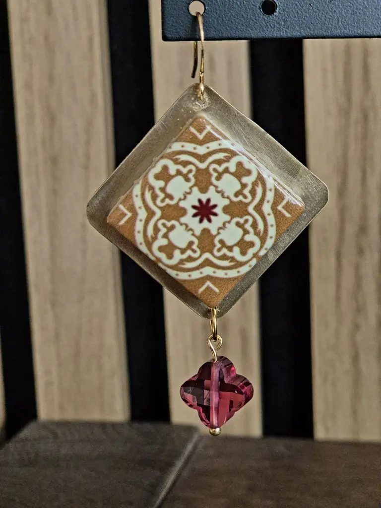 création artisanale en laiton doré.webp