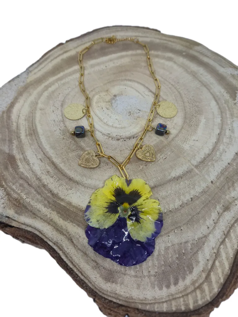 Collier bijou floral en résine.webp