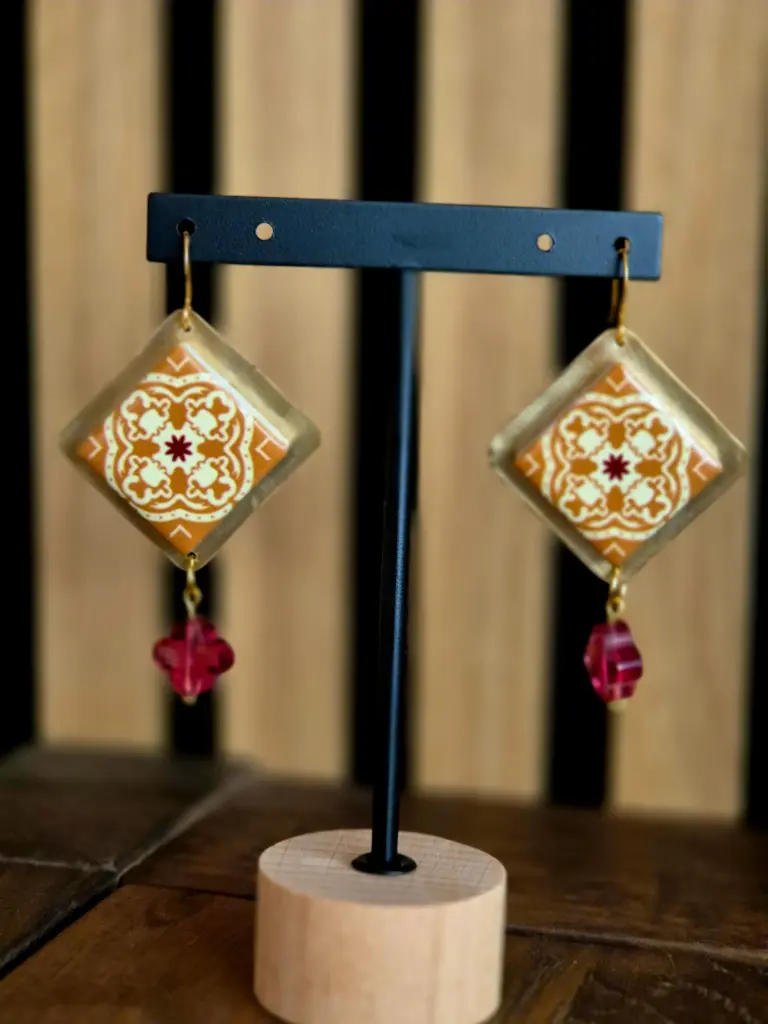 Boucles d’oreilles “Riviera Safranée” – Carreau doré & cristal framboise