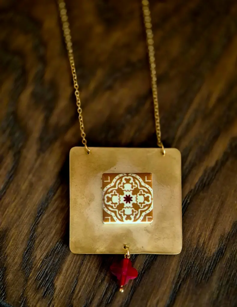Collier “Carré Andalou” – Laiton doré & carreau de céramique