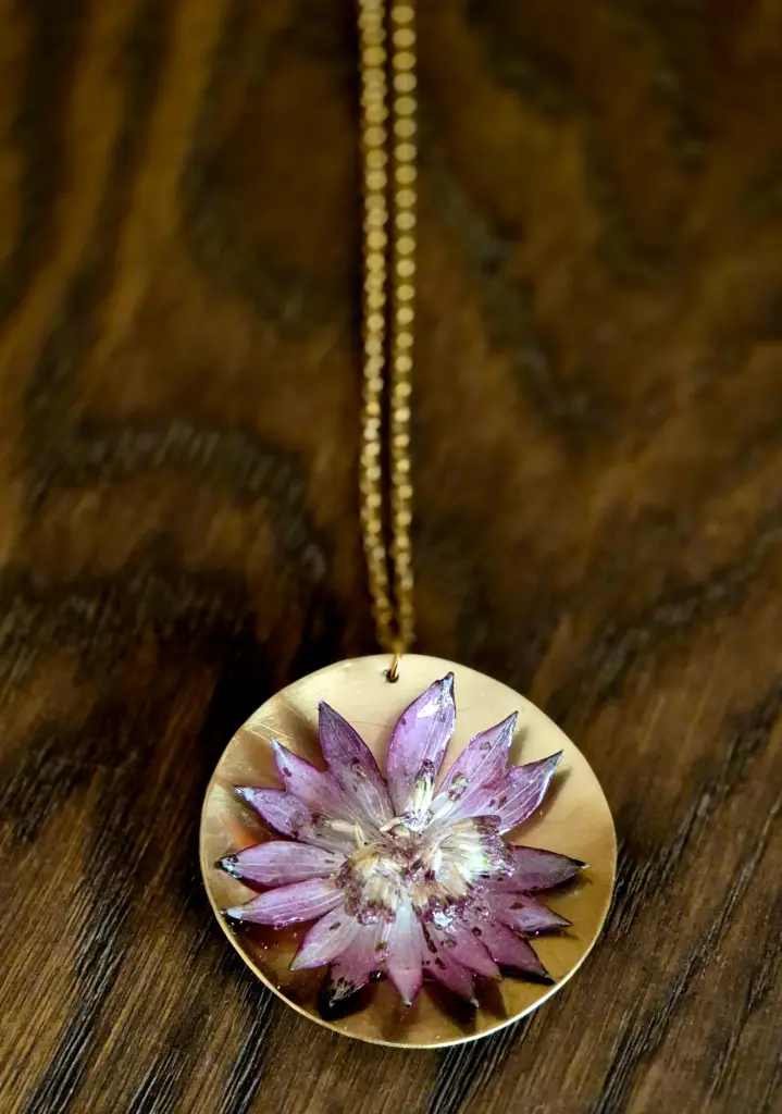 Collier “Néréide Améthyste” – Fleur naturelle sur laiton doré