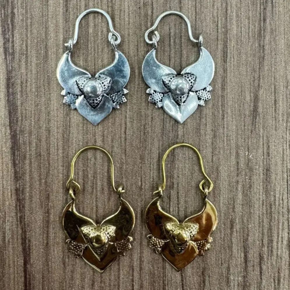 Boucles d’oreilles Fleur sacrée – Laiton (Doré)