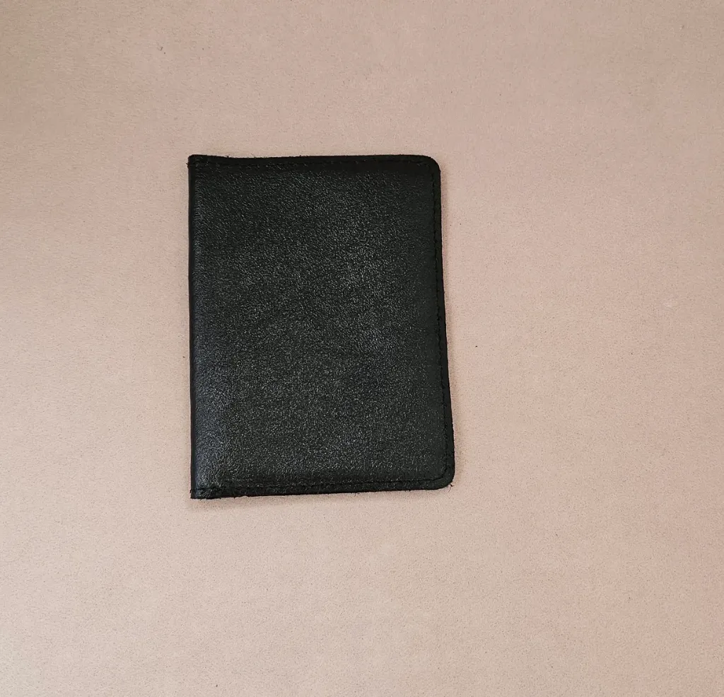 Porte-Passeport en Cuir – Élégance Nomade (Noir)
