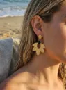Boucles d’oreilles pendantes Fleur texturée & pierre colorée