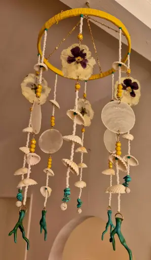 Suspension coquillages, pensées et corail bleu "OYA"